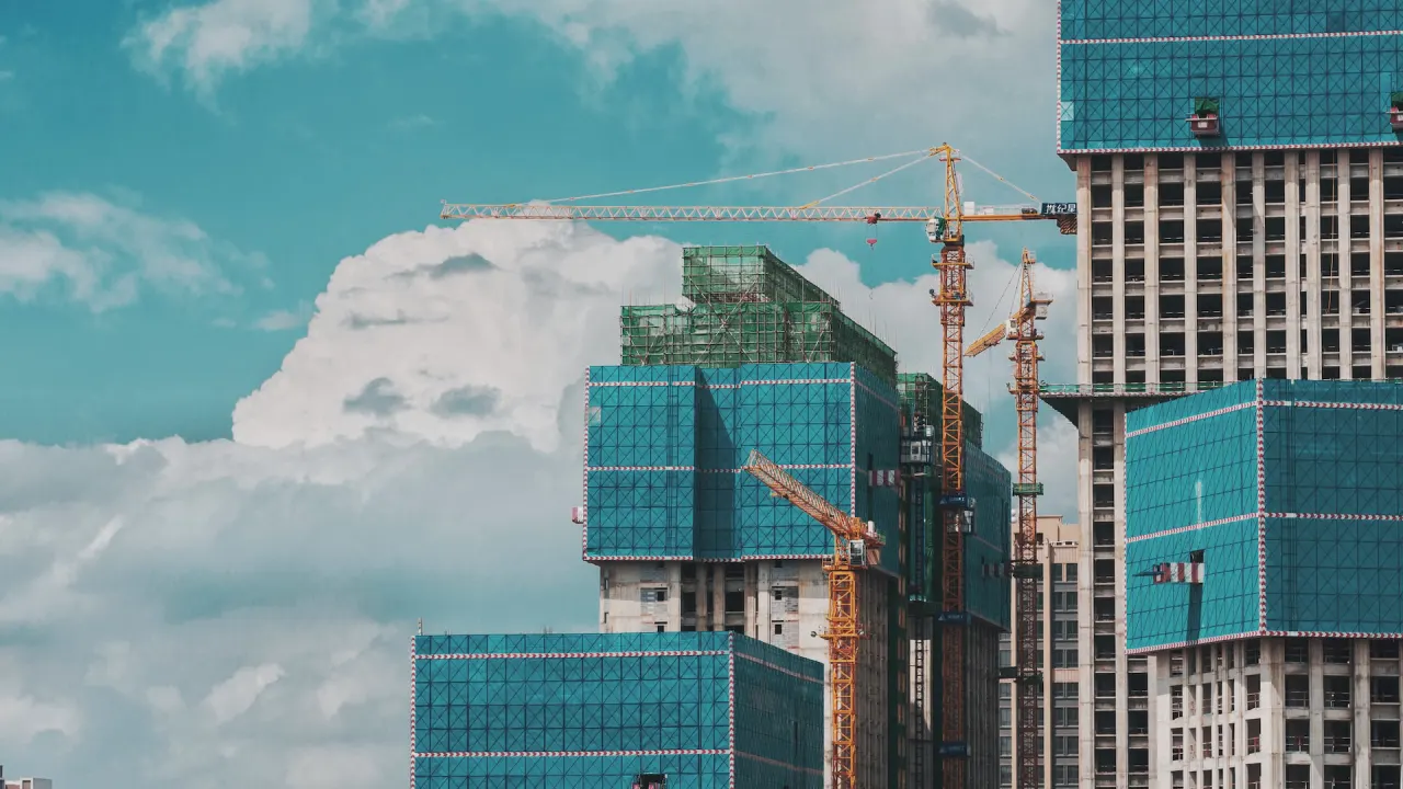 Un groupe de grands immeubles sous un ciel bleu nuageux